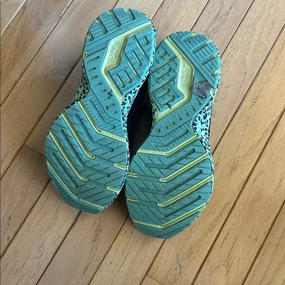 Women’s brooks - Picture 3 of 4